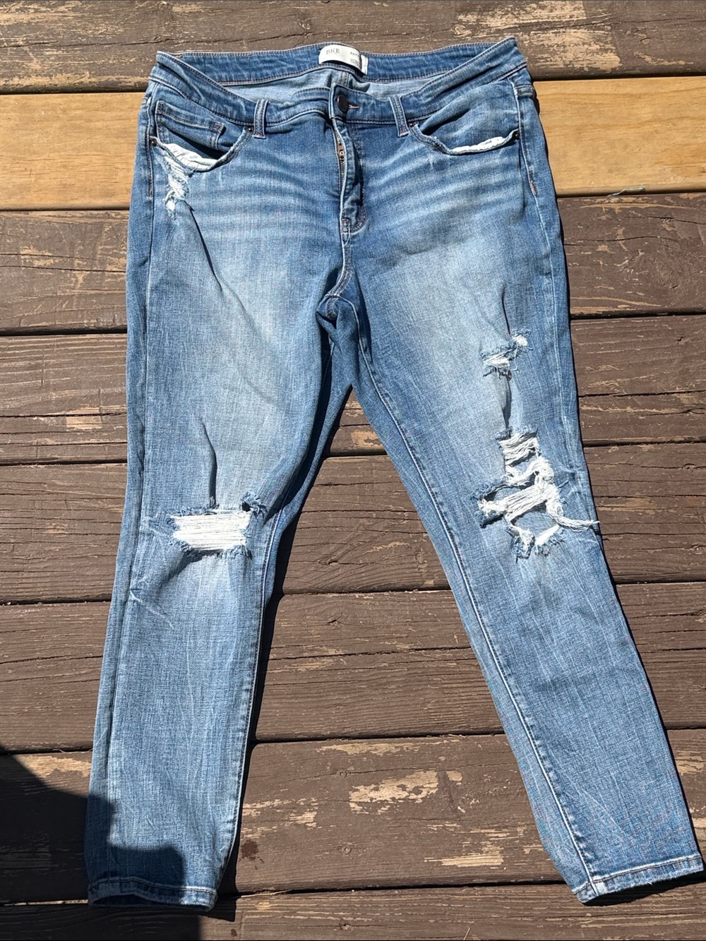 BKE Payton Distressed Light Blue- 33 x 27